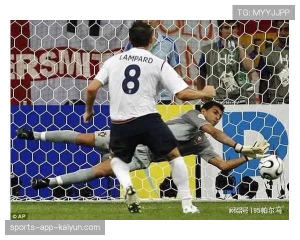 特写：科隆门将扑出关键点球后激动捶地，点燃主场氛围